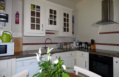 Dinan Casa | Centrally Located Traditional Townhouse With Modern Amenities and Pretty Garden