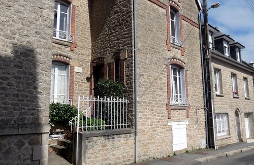 Dinan Casa | Centrally Located Traditional Townhouse With Modern Amenities and Pretty Garden