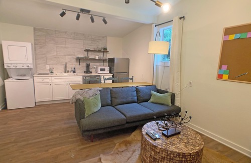 Weatherford Cabina | Centrally Located Urban Cabin 1Bedroom KING bed