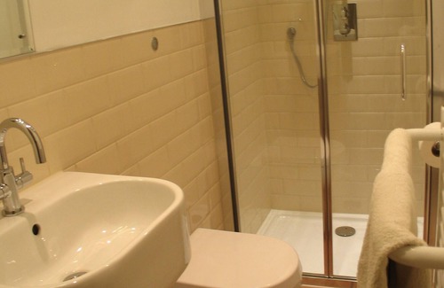 Kennington Apartamento | Centrally located, well equipped, stylish self contained flat.
