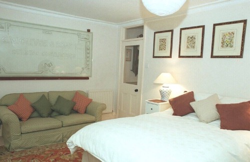Kennington Apartamento | Centrally located, well equipped, stylish self contained flat.