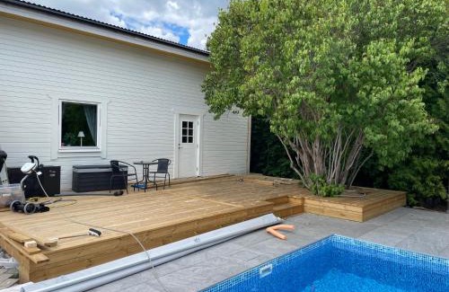 Eskilstuna Casa | Centralt boende, pool, nära till natur & våtmark