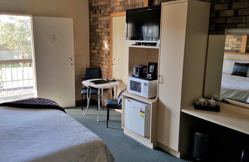 Warwick Hotel | Centre Point Mid City Motor Inn