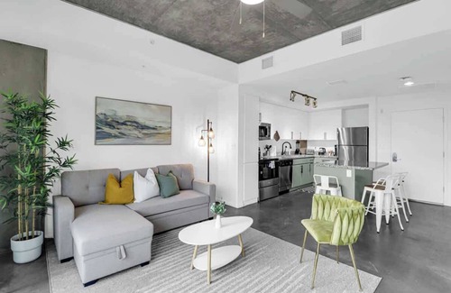 Evans Churchill Apartamento | Centric 1BR In HEART of DTPHX Free Parking + Pool