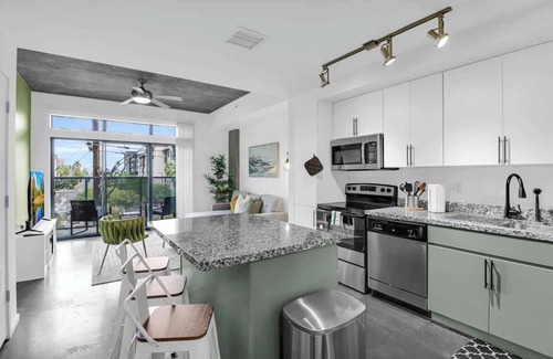 Evans Churchill Apartamento | Centric 1BR In HEART of DTPHX Free Parking + Pool