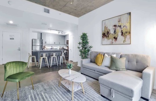 Evans Churchill Apartamento | Centric 2BR In HEART of DTPHX Free Garage Parking