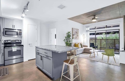 Evans Churchill Apartamento | Centric 2BR In HEART of DTPHX Free Garage Parking