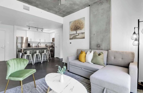 Evans Churchill Apartamento | Centric 2BR In HEART of DTPHX Free Garage Parking