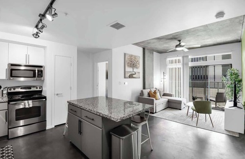 Evans Churchill Apartamento | Centric 2BR In HEART of DTPHX Free Garage Parking