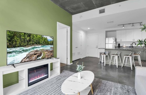 Evans Churchill Apartamento | Centric 2BR In HEART of DTPHX Free Garage Parking