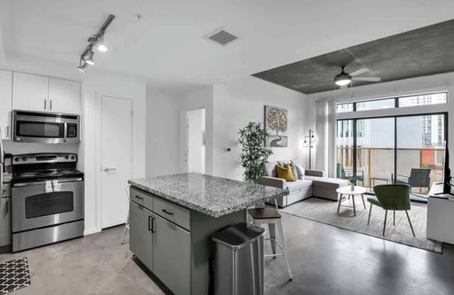 Evans Churchill Apartamento | Centric 2BR In HEART of DTPHX Free Garage Parking