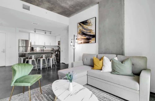 Evans Churchill Apartamento | Centric 2BR In HEART of DTPHX Free Garage Parking