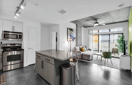 Evans Churchill Apartamento | Centric 2BR In HEART of DTPHX Free Garage Parking