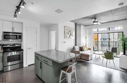 Evans Churchill Apartamento | Centric 2BR In HEART of DTPHX Free Garage Parking