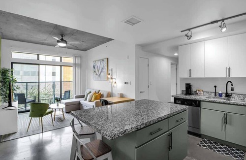 Evans Churchill Apartamento | Centric 3BR In HEART of DTPHX Pool+Free Parking