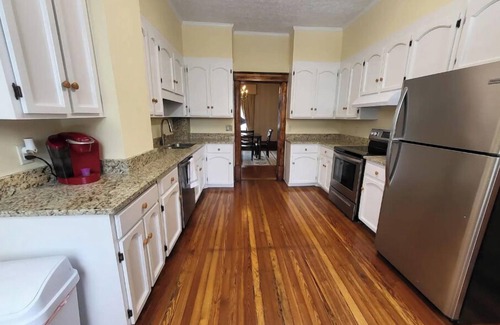 Buena Vista Casa | Century old 4 bedroom close to SVU, sleeps 8.