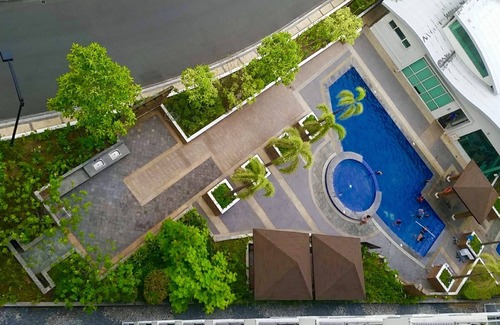 Pasay Condominio | CF10C The Parkside Villas, habitación familiar con cocina, comedor, sala de estar y balcón