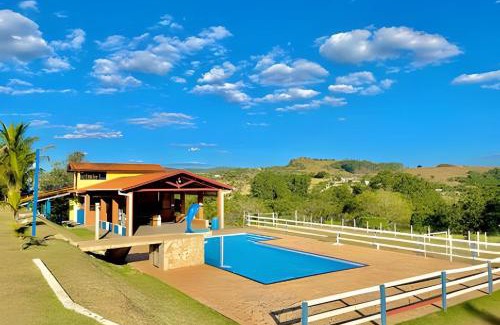 Atibaia Chalet De Esquí | Chácara com 4 Chalés, grande piscina e muito verde