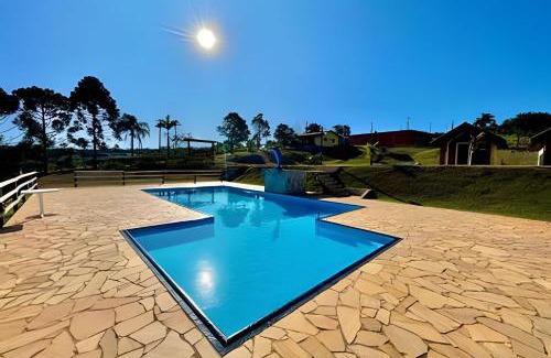 Atibaia Chalet De Esquí | Chácara com 4 Chalés, grande piscina e muito verde
