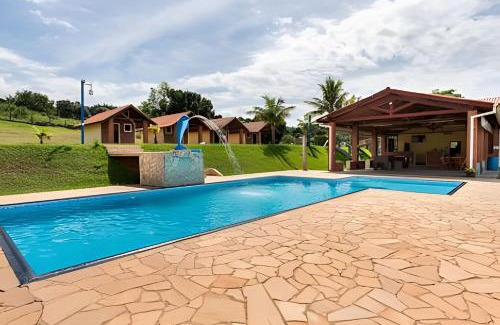 Atibaia Chalet De Esquí | Chácara com 4 Chalés, grande piscina e muito verde
