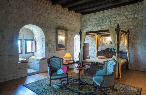 Goudourville Otro | Château de Goudourville 13th century, private, sleeps 30, swimming pool, reception area