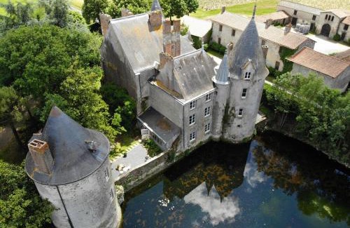 Saint-Hilaire-de-Loulay Cama Y Desayuno | Château de la Preuille Bed & Breakfast