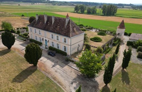 Cherval Cama Y Desayuno | Château du Bourbet