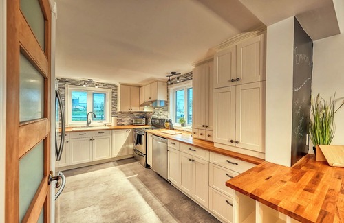 Saint-Mathias-sur-Richelieu Cabaña | Chalet Sunset by the Richelieu River : Waterfront Views, Tranquility & Comfort