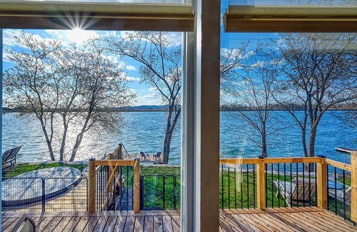 Saint-Mathias-sur-Richelieu Cabaña | Chalet Sunset by the Richelieu River : Waterfront Views, Tranquility & Comfort