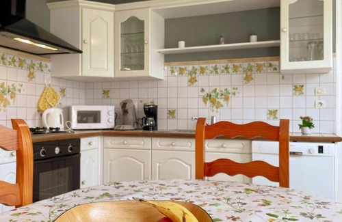 Valencisse Cabaña | Casa rural en Valencisse: Ideal para familias, con jardín, wifi, aparcamiento y mascotas bienvenidas.