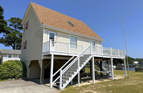 Colington Harbour Casa | CH219- 3 Bedroom Canal front Home with Private Dock and Kayaks!