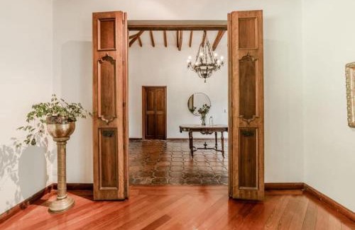 Alejandria Casa | CH51 Colonial Charm Villa at El Poblado Jacuzzi