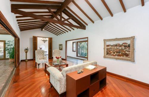 Alejandria Casa | CH51 Colonial Charm Villa at El Poblado Jacuzzi