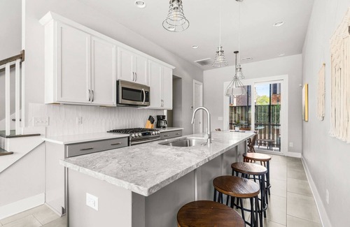 Hadley - Washington Condominio | CH7 ~ Clean Townhouse Near Downtown ~ 2 Miles to Broadway ~ Ensuite Bathrooms ~ Free Parking