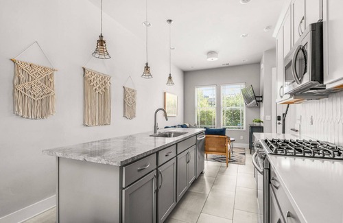 Hadley - Washington Condominio | CH7 ~ Clean Townhouse Near Downtown ~ 2 Miles to Broadway ~ Ensuite Bathrooms ~ Free Parking