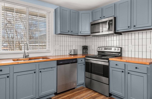Hadley - Washington Condominio | CH714 ~ New Listing ~ Clean, No Frills, Efficiency ~ Comfortable and Near Downtown ~ Free Parking