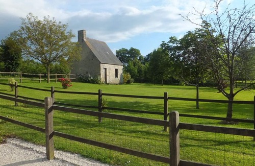 Saint-Germain-de-Varreville Cabaña | Entre el mar y el campo: Casa rústica con WiFi, BBQ, cercana a Utah Beach.