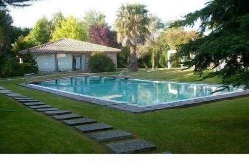Santa Maria da Feira Chalet De Esquí | preciosa casa en una pequeña granja verde, piscina privada y cerca de las playas