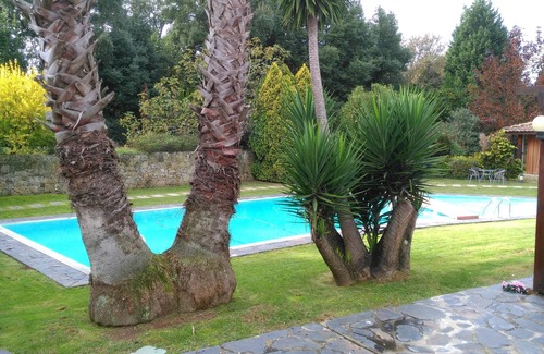 Santa Maria da Feira Chalet De Esquí | preciosa casa en una pequeña granja verde, piscina privada y cerca de las playas