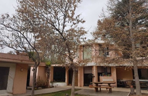 Chacras de Coria Chalet De Esquí | Chacras de Coria, casa con parque y piscina. Ideal para familias.