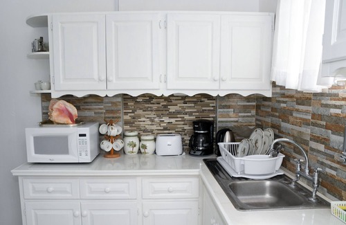 Maxwell Casa | Chadville Beach House Sleeps 1-4 / WiFi / On Beach / B'fast Basket / Water Incl