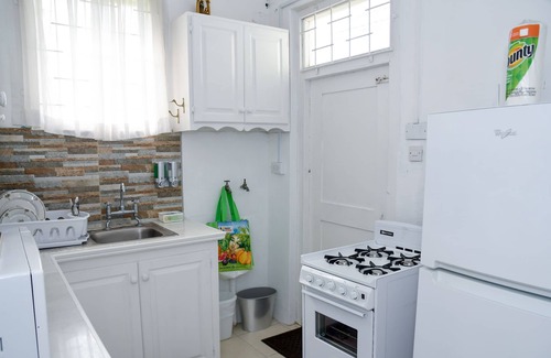 Maxwell Casa | Chadville Beach House Sleeps 1-4 / WiFi / On Beach / B'fast Basket / Water Incl