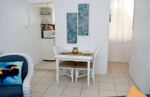 Maxwell Casa | Chadville Beach House Sleeps 1-4 / WiFi / On Beach / B'fast Basket / Water Incl