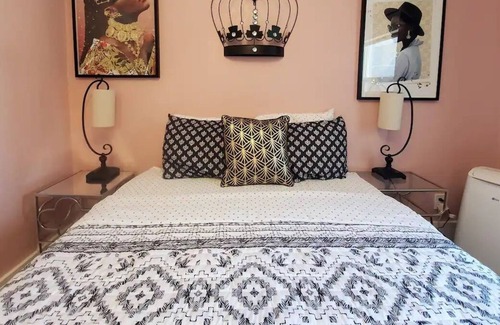 Civic Core Apartamento | Chadwick 305 · Modern Pink Studio | Wonderful VIBE!
