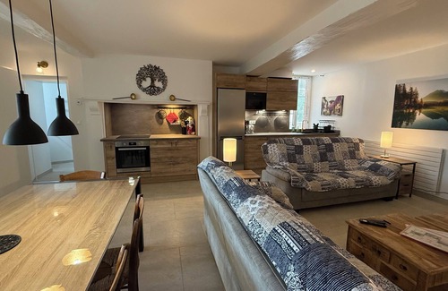 Chateau-Chinon Casa | CHAINTRE LA FERME. Large, comfortable house with superb views over the valley