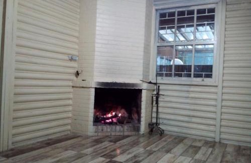 Canela Chalet De Esquí | Chalé alpino em canela rs todo mobiliado com cozinha lareira split Wi-Fi 2 quartos perto do centro