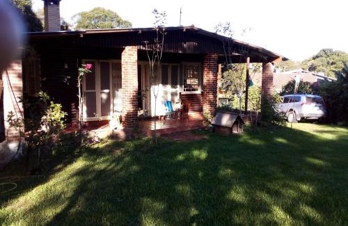 Canela Chalet De Esquí | Chalé alpino em canela rs todo mobiliado com cozinha lareira split Wi-Fi 2 quartos perto do centro