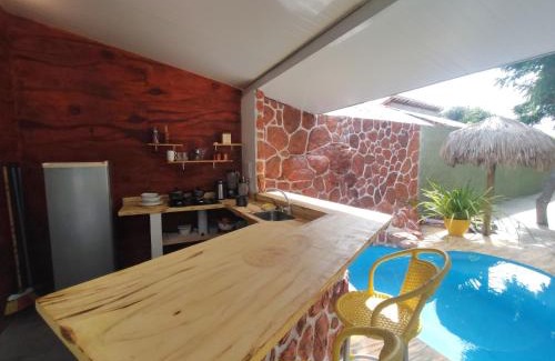 Fortim Casa | chalé com cozinha dois quartos e piscina privativa