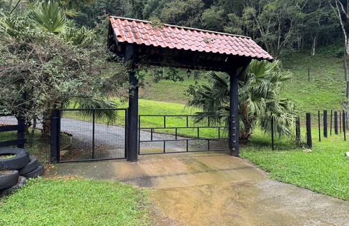 Leoberto Leal Chalet De Esquí | Chalé Dentro da Lagoa, Ambiente Silencioso em Meio a Natureza, Porém no Centro