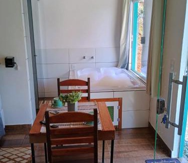 Costas Chalet De Esquí | Chalé Som do Riacho com Hidromassagem e Lareira á 20 minutos de Gonçalves-MG